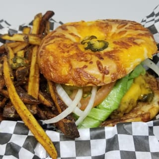1/2lb SIGNATURE BAGEL BURGER w/TATER CHIPS